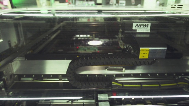 芯片贴片机，贴装，PCB组装和使用贴装机的生产流程。电脑的工厂。视频素材