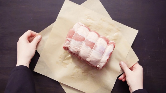 在棕色的肉铺纸上烤去骨猪肉。视频下载