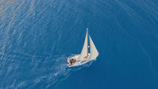 鸟瞰图。在公海上航行着白帆的游艇视频素材
