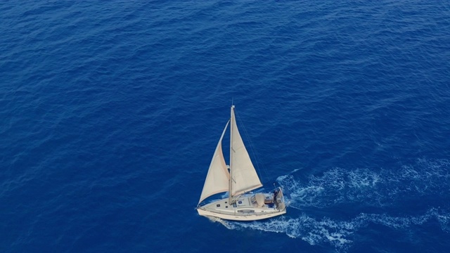 鸟瞰图。在公海上航行着白帆的游艇视频素材