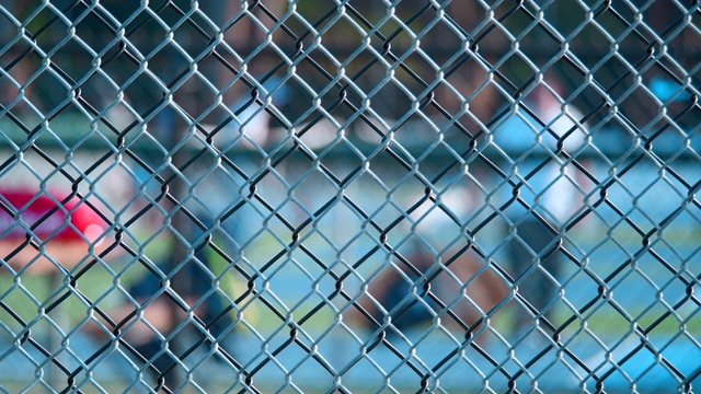 围栏后面的人正在打网球。视频下载