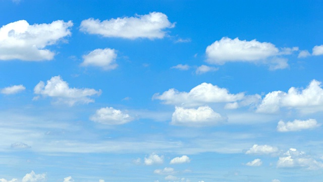 4K时间推移移动云在蓝天没有飞机或鸟。视频下载