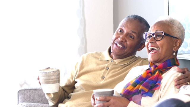 老非裔美国夫妇在家喝咖啡视频素材