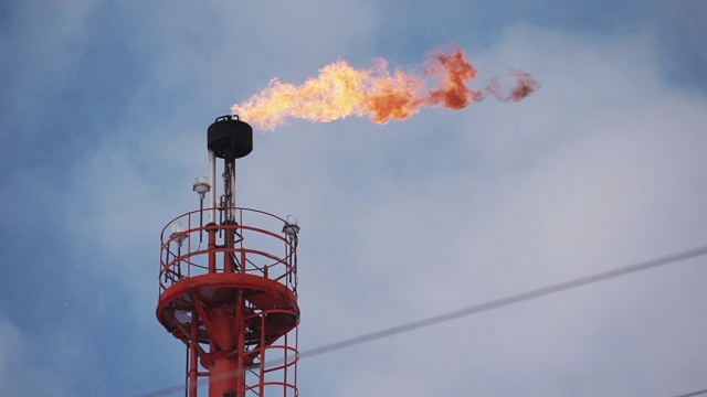 火炬烟囱的火烟对燃烧的热气、环境造成污染视频下载