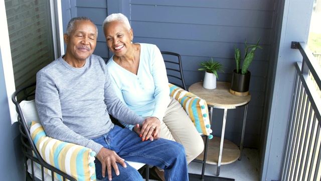 一对老非裔美国夫妇在门廊上休息视频素材