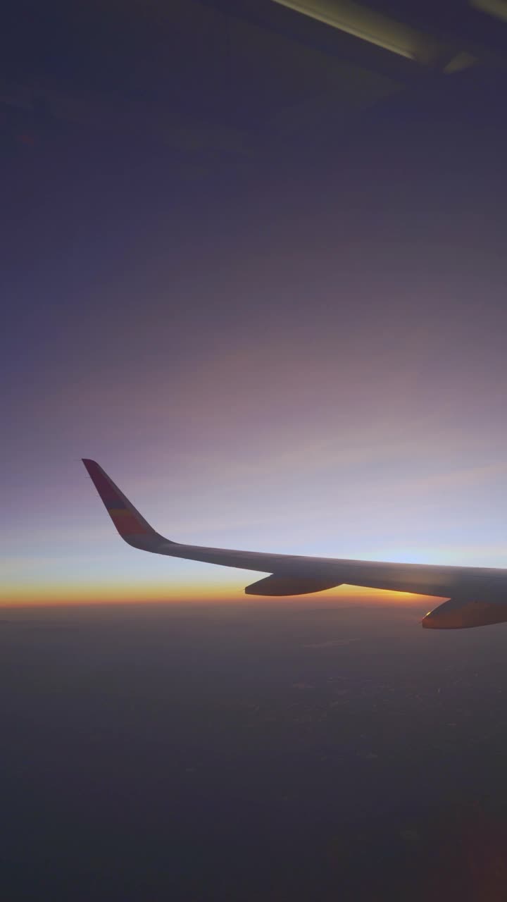 垂直日出或日落视图飞机机翼从飞机窗口视频素材