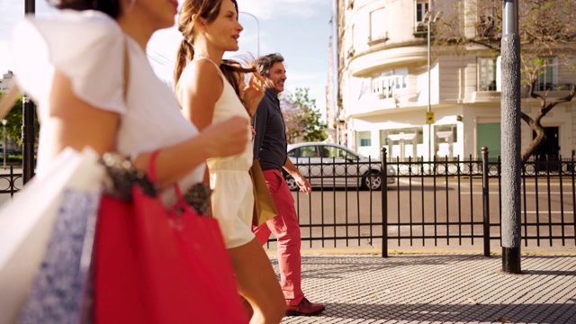 布宜诺斯艾利斯街头的时尚人士视频素材
