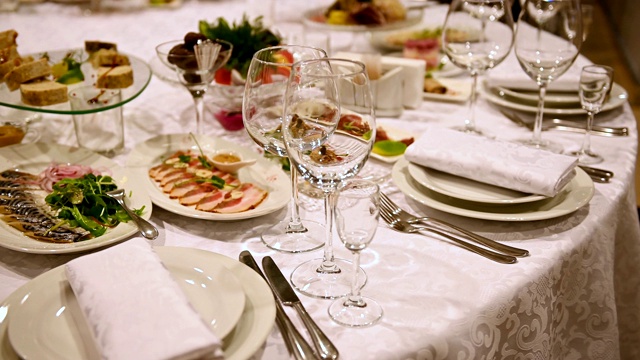 宴席装饰餐桌，用刀叉。宴会厅的婚礼装饰。视频素材