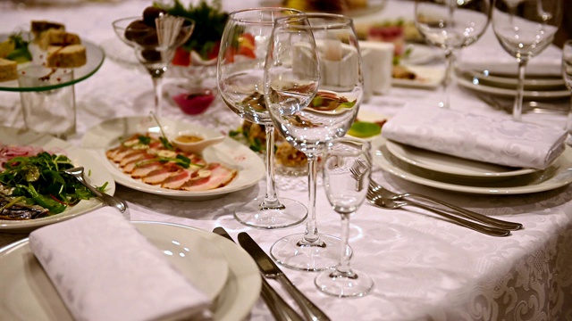 宴席装饰餐桌，用刀叉。宴会厅的婚礼装饰。视频素材