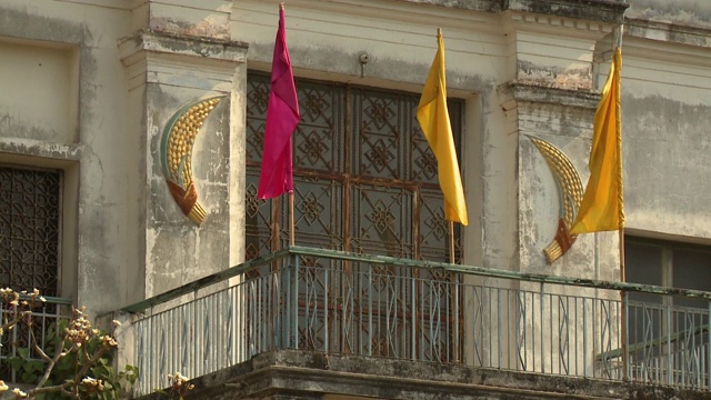 有栏杆的阳台上挂着粉红色和黄色的旗子视频素材