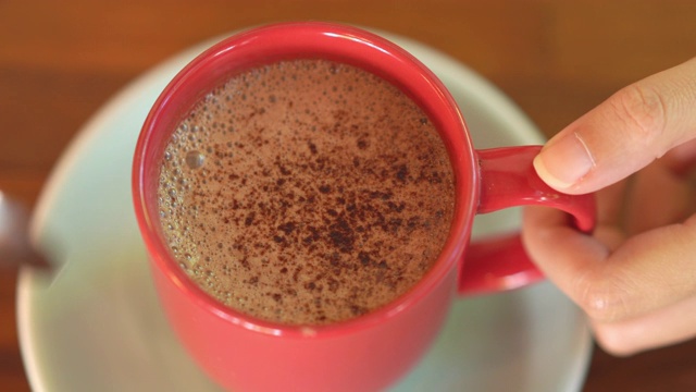 顶视图热巧克力在红色的杯子视频下载