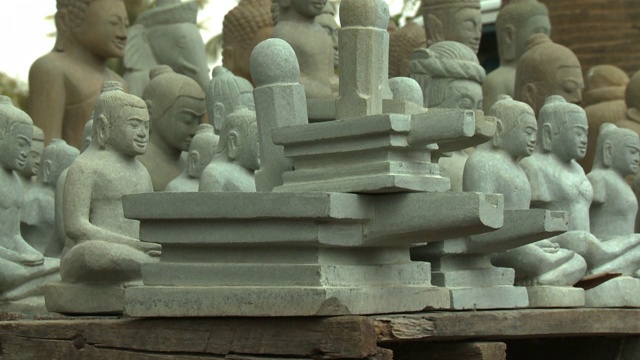 柬埔寨圣托克的几座佛教雕塑视频下载