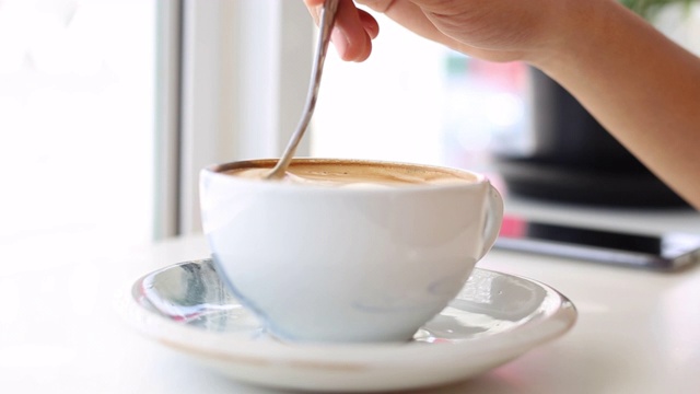 人们在咖啡店喝咖啡的生活方式视频素材
