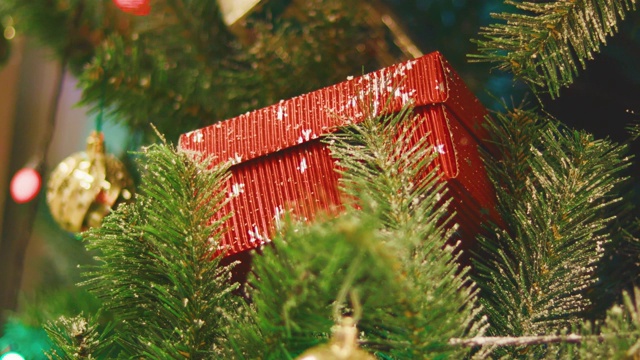 圣诞树上的礼物盒4K视频视频素材