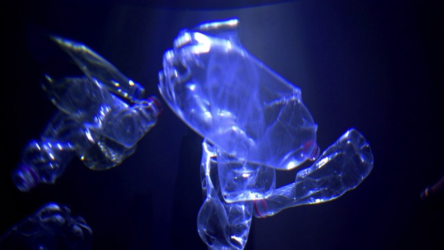 漂浮在水中的塑料瓶视频素材