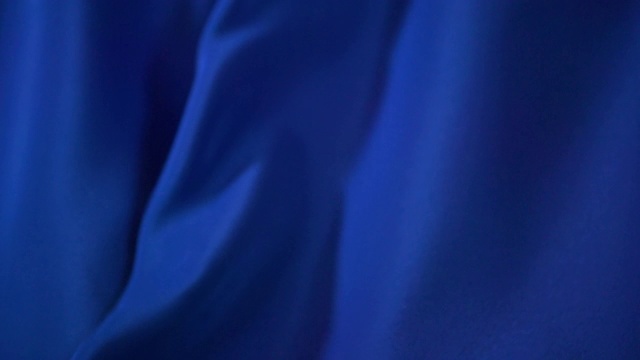 挥舞着蓝色的绸缎视频下载