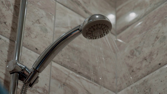 淋浴器开始在浴室里运行，关闭，干净和闪亮的酒店浴室视频下载