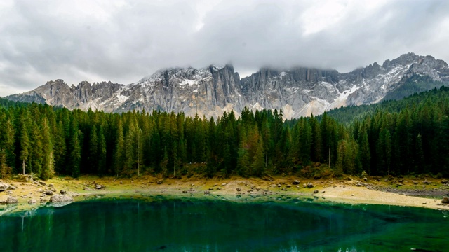 Karersee (Lago di Carezza)，是意大利南蒂罗尔Dolomites的一个高山湖泊。视频素材