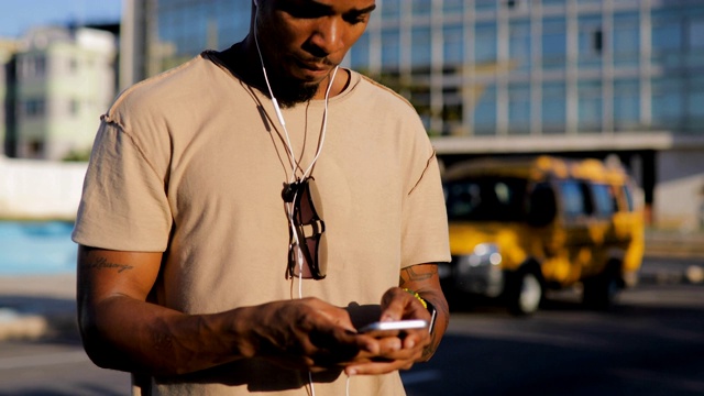 在城市里用智能手机打字的男人视频素材
