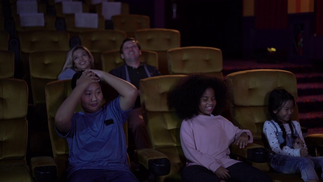 人们坐在电影院视频下载