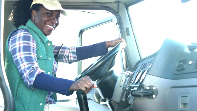 非裔美国女卡车司机坐在半卡车里视频下载