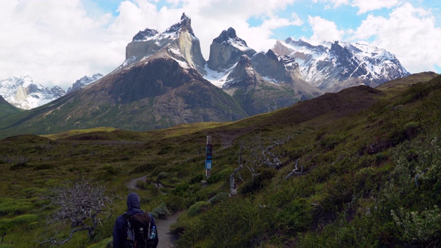 南美巴塔哥尼亚智利托雷斯潘恩国家公园的徒步者视频素材