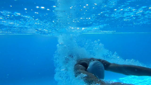 运动员跳进游泳池视频素材