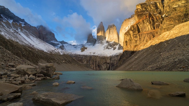 智利巴塔哥尼亚Torres del Paine国家公园的日出时间流逝图视频素材