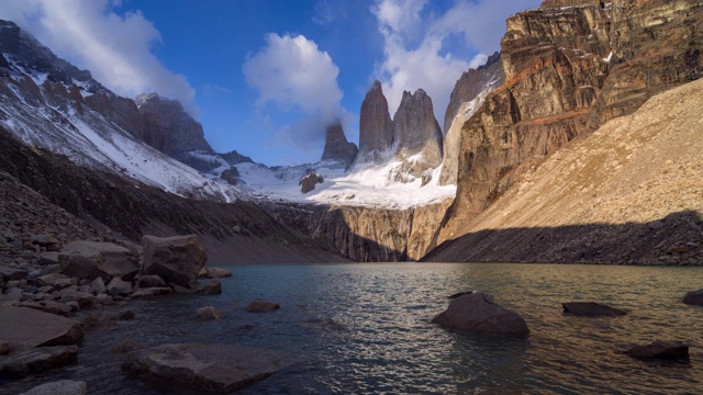 智利巴塔哥尼亚Torres del Paine国家公园的日出时间流逝图视频素材