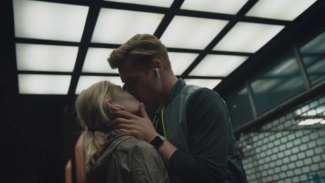 年轻的男友和女友接吻视频素材
