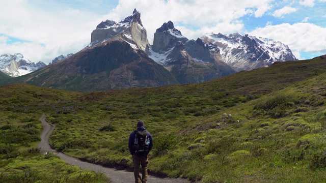 南美巴塔哥尼亚智利托雷斯潘恩国家公园的徒步者视频素材
