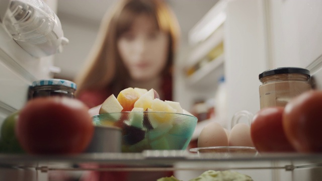 把一碗水果放进冰箱视频下载