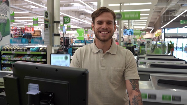 帅哥在超市当收银员，然后对着镜头微笑视频下载