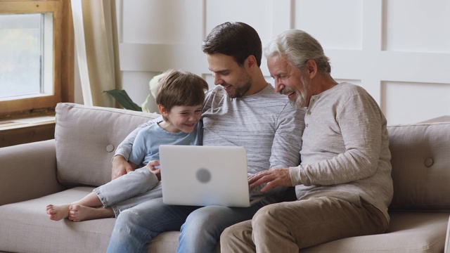 友好的三岁多代男性家庭一起使用笔记本电脑视频素材