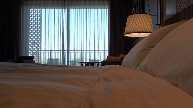 卧室床上的白色枕头装饰视频素材