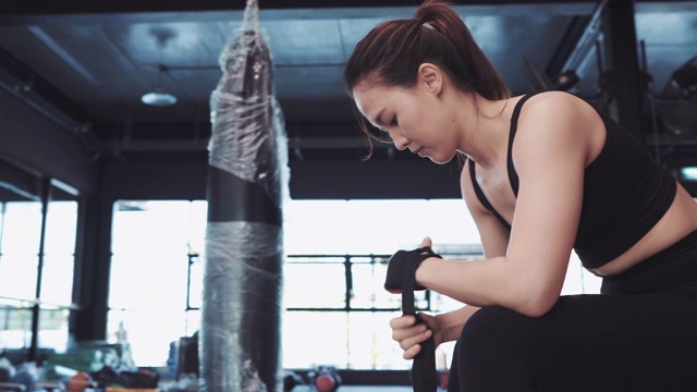 女性在健身馆准备用手裹着练习跆拳道健康的生活方式，竞技运动女性训练耐力强的锻炼。4K超高清影片视频素材