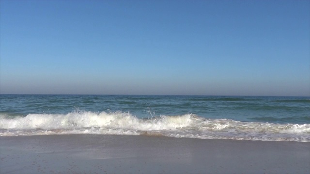 空旷的海滩和海洋为背景视频素材