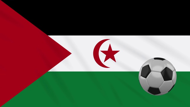 西撒哈拉旗帜和足球在舞动的布料背景下旋转，循环视频素材