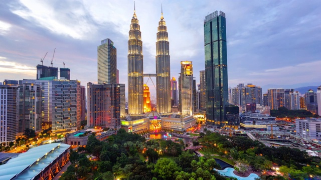 马来西亚吉隆坡，日落时分的双子塔。视频下载