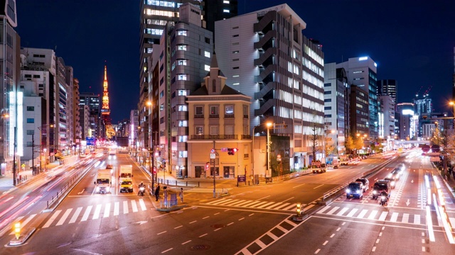 东京塔和十字路口在晚上的时间，东京日本视频素材