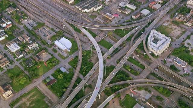 空中高速公路交汇处附近休斯顿市区，德克萨斯州视频素材