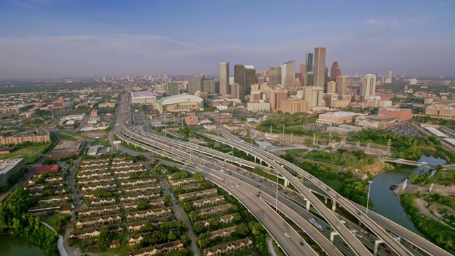 空中高速公路进入休斯顿市区，德克萨斯州视频素材