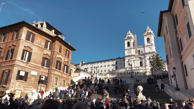 人们和游客在罗马的西班牙台阶视频素材