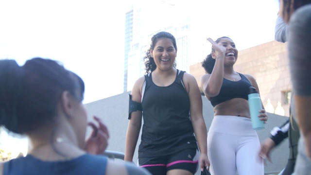 一群在城市里锻炼过的女性视频素材