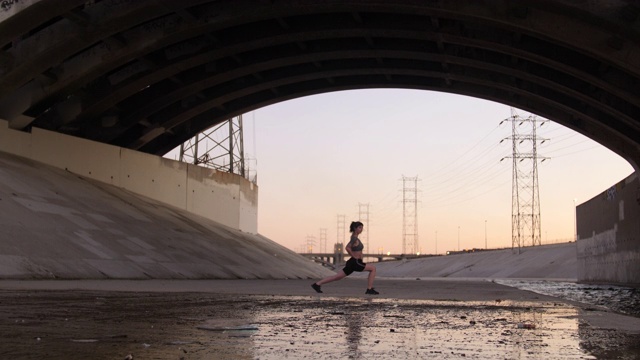 在桥下锻炼的女人视频素材