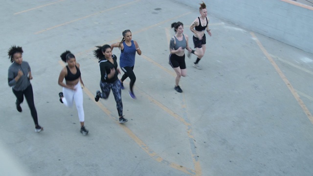 多民族女性在停车场慢跑视频素材