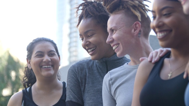 一群在城市锻炼后微笑的妇女视频素材
