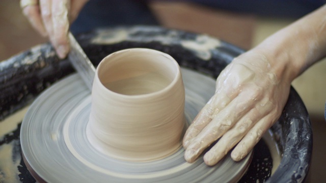 年轻女子在她的陶艺作坊里制作陶瓷，这是一种小型的商业理念视频素材