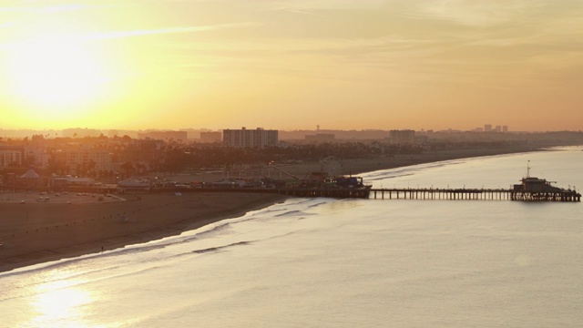 朦胧的日出在圣塔莫尼卡，加利福尼亚-无人机拍摄视频素材