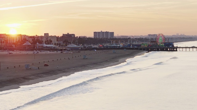 太阳升起在圣塔莫尼卡海滩与码头闪烁在日出视频素材
